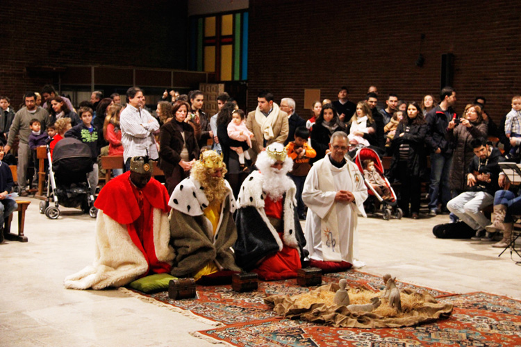 VISITA DE SS. MM. LOS REYES MAGOS A LA PARROQUIA